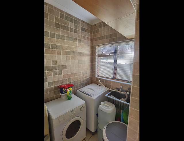 3 BEDROOM FREESTANDING TO LET IN STRAND CENTRAL